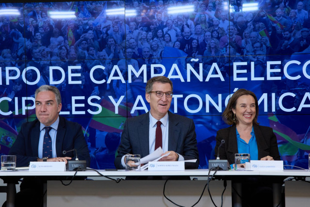(I-D) El coordinador general y director de campaña, Elías Bendodo, el presidente del PP nacional, Alberto Núñez Feijóo, y la secretaria general del PP, Cuca Gamarra, en la reunión del Equipo de Campaña para las próximas Elecciones Municipales y Autonómica