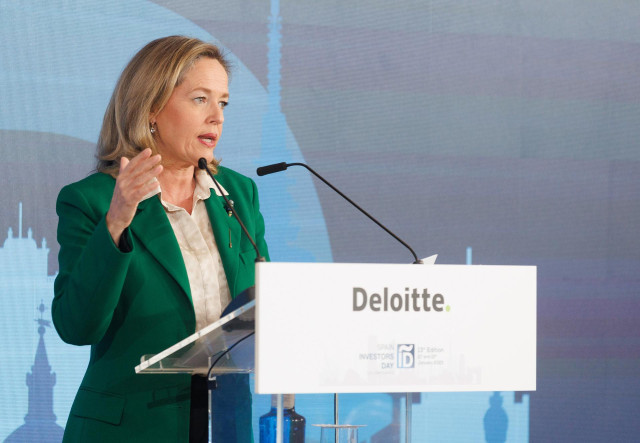 La vicepresidenta primera y ministra de Asuntos Económicos y Transformación Digital, Nadia Calviño, durante el almuerzo-coloquio en la XIII Edición del Foro Spain Investors Day en el Hotel Mandarín Oriental Ritz, a 12 de enero de 2023, en Madrid (España).