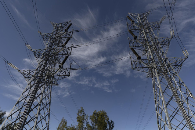 Archivo - Dos torres eléctricas, a 12 de noviembre de 2021, en Madrid, (España).