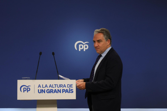 El coordinador general y director de campaña del Partido Popular (PP), Elías Bendodo, comparece en rueda de prensa tras la reunión del Equipo de Campaña para las próximas Elecciones Municipales y Autonómicas del 28 de mayo, en la sede del PP, a 12 de ener