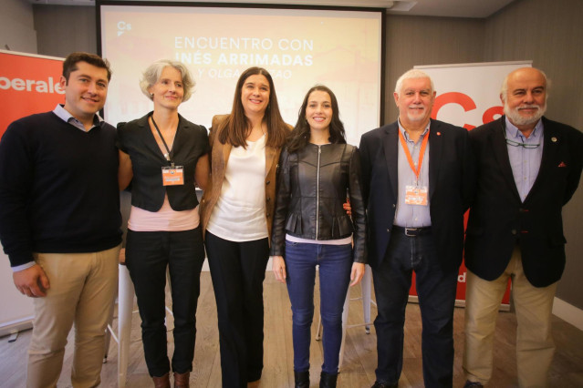 Archivo - La líder de Ciudadanos, Inés Arrimadas (3d), y la coordinadora de Cs Galicia, Olga Louzao (3i), posan en un acto de refundación del partido de Ciudadanos frente a la Casa Consistorial, a 22 de octubre de 2022, en Lugo, Galicia (España). Durante