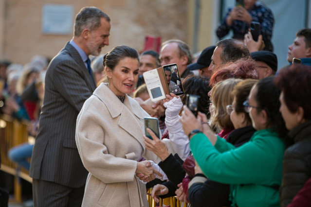 Los Reyes Felipe VI y Letizia saludan a varias personas a su llegada a Ciutadella (Menorca).