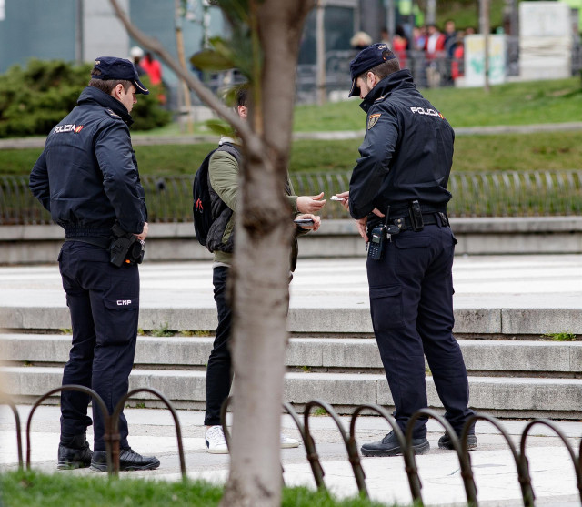 Archivo - Agentes de policía