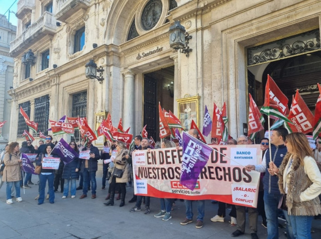 Trabajadores de Santander se concentran en Sevilla y otras ciudades españolas para pedir que el incremento salarial pactado para 2023 sea 