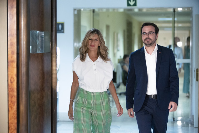 Archivo - La vicepresidenta segunda, Yolanda Díaz, y el ministro de Consumo, Alberto Garzón, a su llegada a la reunión con las grandes distribuidoras