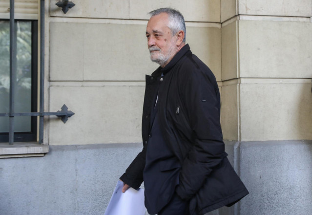 Archivo - Salida de la Audiencia Provincial del ex-presidente de la Junta de Andalucía, José Antonio Griñan.  En Sevilla,  a 19 de noviembre del 2019. (Foto de archivo).