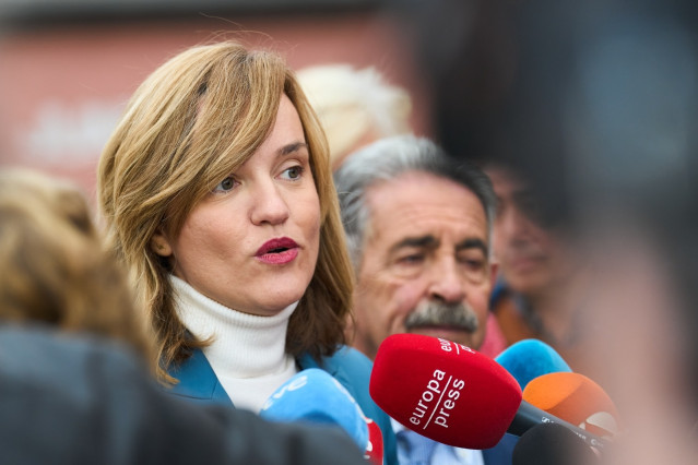 Archivo - La portavoz del PSOE y ministra de Educación, Pîlar Alegría, en declaraciones a la prensa en Cantabria.