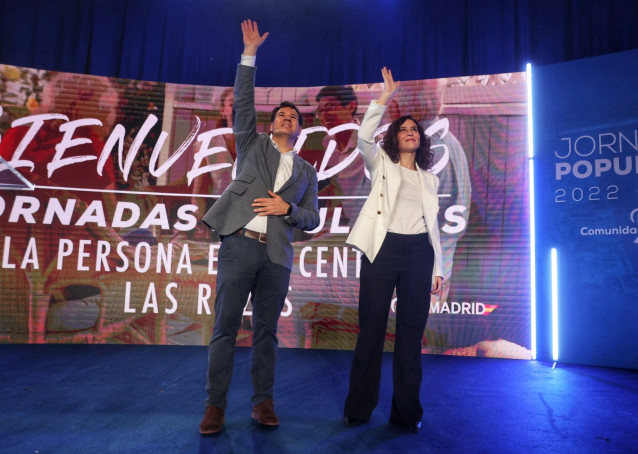 El alcalde de Las Rozas, José de la Uz y la presidenta de la Comunidad de Madrid y presidenta del Partido Popular (PP) de Madrid, Isabel Díaz Ayuso, saludan durante la inauguración de la tercera jornada 'Popular'