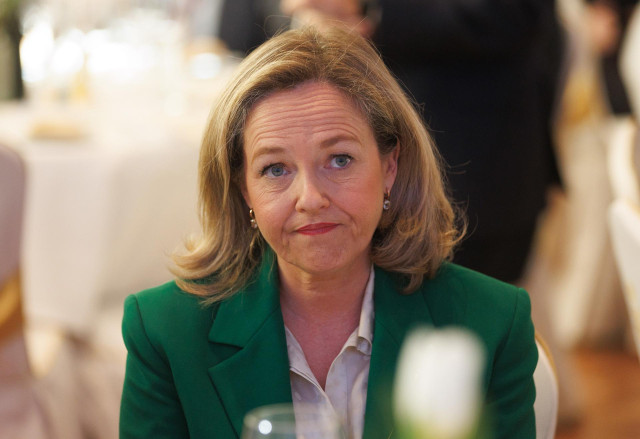 La vicepresidenta primera y ministra de Asuntos Económicos y Transformación Digital, Nadia Calviño, durante el almuerzo-coloquio en la XIII Edición del Foro Spain Investors Day en el Hotel Mandarín Oriental Ritz, a 12 de enero de 2023, en Madrid (España).