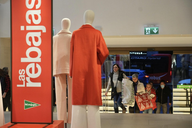 Varias personas acceden al centro comercial El Corte Inglés