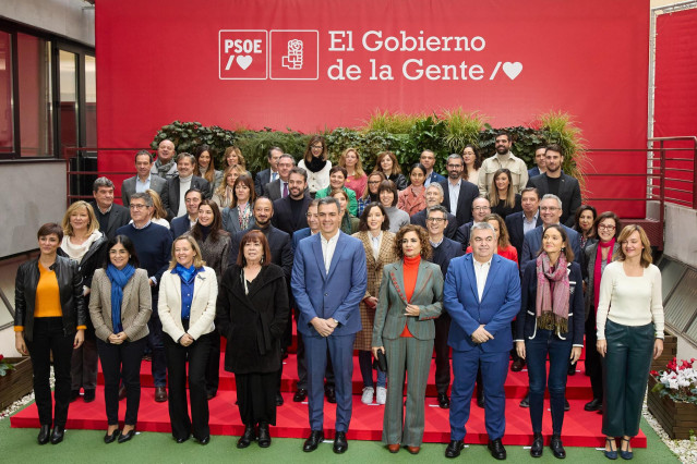 Foto de familia del secretario general del PSOE y presidente del Gobierno, Pedro Sánchez , junto a varios ministros del Gobierno y demás miembros del PSOE, a su llegada a la reunión de la Ejecutiva Federal del PSOE, en la sede del partido, a 13 de enero.