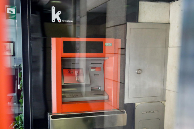 Archivo - Un cajero de  Kutxabank