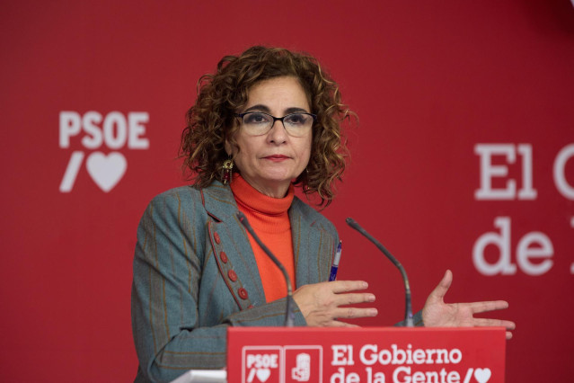 La vicesecretaria General y ministra de Hacienda y Función Pública, María Jesús Montero, comparece tras la segunda reunión del año de la Ejecutiva Federal del PSOE, en la sede del Partido Socialista, a 13 de enero de 2023, en Madrid (España).