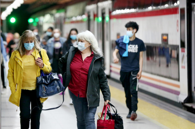 Archivo - Varias personas en la estación de Renfe de Nuevos Ministerios durante el primer día laboral tras el estado de alarma, a 10 de mayo de 2021, en Madrid (España). Tras el fin del segundo estado de alarma, que tuvo lugar ayer domingo 9 de mayo, la C