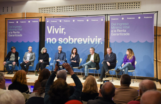 (I-D) Los ponentes Joseba Zalacain; Miguel Laparra; Ana Arriba; el secretario de Economía de Podemos y secretario de Estado de Derechos asociales, Nacho Álvarez; la secretaria general de Podemos y ministra de Derechos Sociales y Agenda 2030, Ione Belarra;