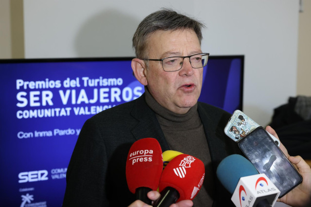 El 'president' de la Generalitat, Ximo Puig, atiende a los medios tras participar en un acto de la Cadena SER en Cullera (Valencia)