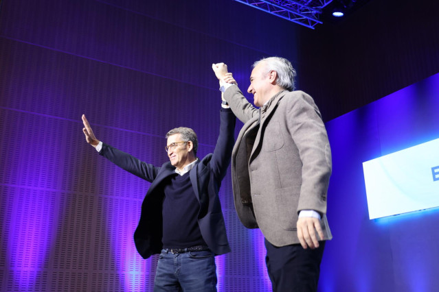 El presidente del PP, Alberto Núñez Feijóo (i) saluda junto al alcalde de Zaragoza, Jorge Azcón (d), al acto de presentación de candidatos autonómicos del Partido Popular a las elecciones autonómicas del 28M, a 14 de enero de 2023, en Zaragoza, Aragón, (E