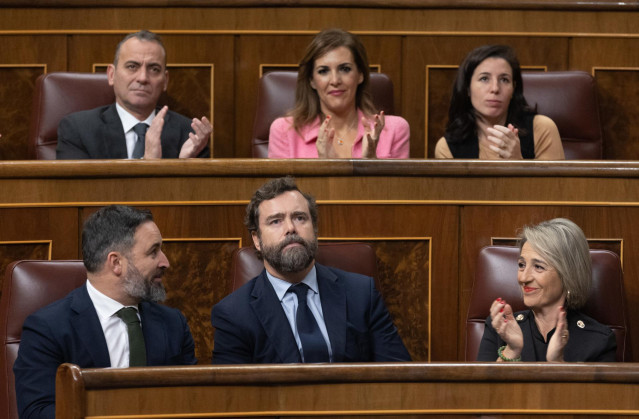 El líder de Vox, Santiago Abascal, junto al portavoz en el Congreso, Iván Espinosa de los Monteros, y la portavoz adjunta, Inés Cañizares