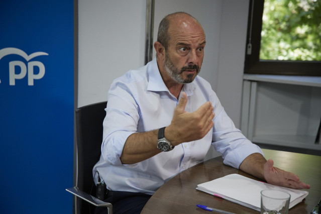 Archivo - El vicesecretario nacional de Coordinación Autonómica y Local del PP, Pedro Rollán, durante una entrevista.