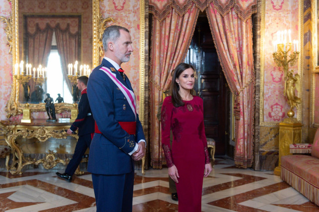 El Rey Felipe VI y la Reina Letizia, a su llegada a la celebración de la Pascua Militar en el Palacio Real
