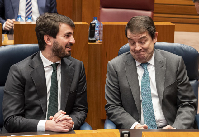 El vicepresidente de la Junta, Juan García-Gallardo (i), y el presidente de la Junta de Castilla y León, Alfonso Fernández Mañueco (d),