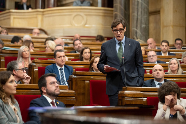 El líder del PSC, Salvador Illa, interviene durante una sesión plenaria en el Parlament.