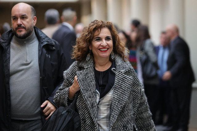 La ministra de Hacienda, María Jesús Montero, a su llegada a una sesión de control al Gobierno en el Senado, a 21 de diciembre de 2022, en Madrid (España).  El presidente del Gobierno, Pedro Sánchez, y el líder del PP, Alberto Núñez Feijóo, celebran este