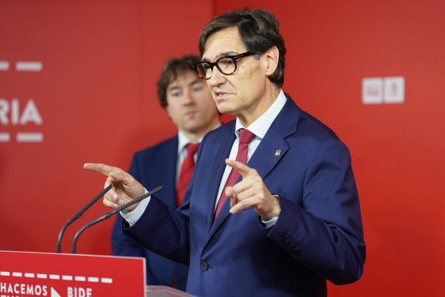 El primer secretario del PSC, Salvador Illa, durante una rueda de prensa tras una reunión con el secretario general del PSE-EE, Eneko Andueza, en la sede del PSE-EE, a 16 de enero de 2023, en Getxo, Vizcaya, Euskadi (España). Durante la reunión, han anali