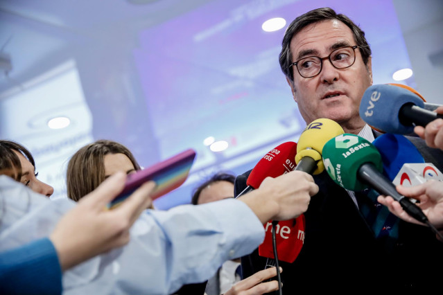 El presidente de CEOE, Antonio Garamendi, ofrece declaraciones a los medios durante el encuentro empresarial 'México y España, una apuesta de futuro', en la sede de CEOE, a 16 de enero de 2023, en Madrid (España).