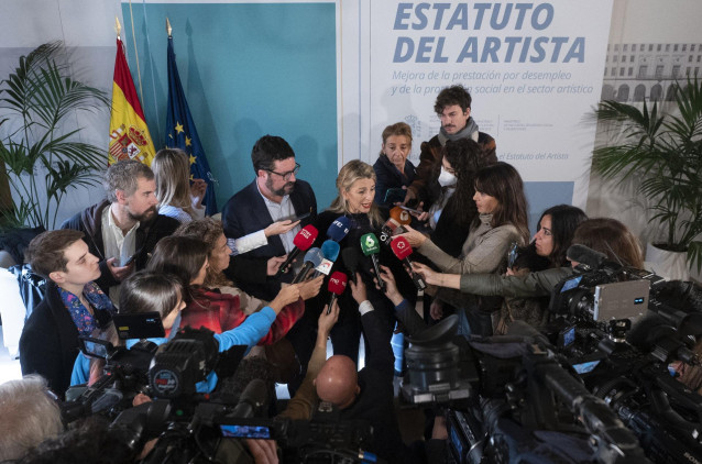 La vicepresidenta segunda del Gobierno y ministra de Trabajo y Economía Social, Yolanda Díaz, atiende a medios tras participar en un diálogo abierto con el sector artístico en el Palacio de Zurbano, a 16 de enero de 2023, en Madrid (España).