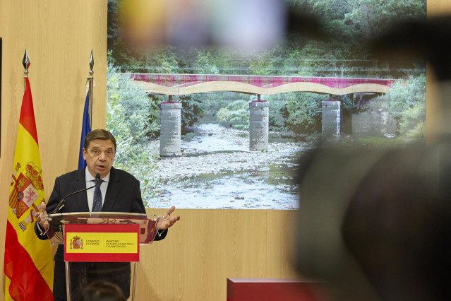 Archivo - El ministro de Agricultura, Pesca y Alimentación, Luis Planas, interviene en la 42ª edición de la Feria Internacional del Turismo, Fitur 2022