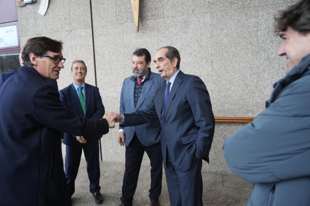 El primer secretario del PSC, Salvador Illa (1i), saluda al director del Círculo de Empresarios Vascos, Enrique Portocarrero (2i), en presencia del expresidente del Círculo Javier Ormazabal (c) y el secretario general del PSE-EE, Eneko Andueza (1d), a su