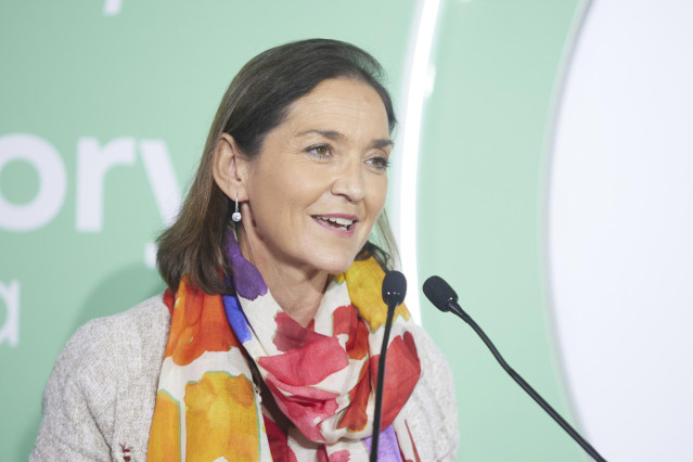 Archivo - La ministra de Industria, Comercio y Turismo, Reyes Maroto, interviene tras la visita a la planta del proyecto Re-Factory en el barrio de San Jerónimo, a 2 de diciembre de 2022 en Sevilla (Andalucía, España).