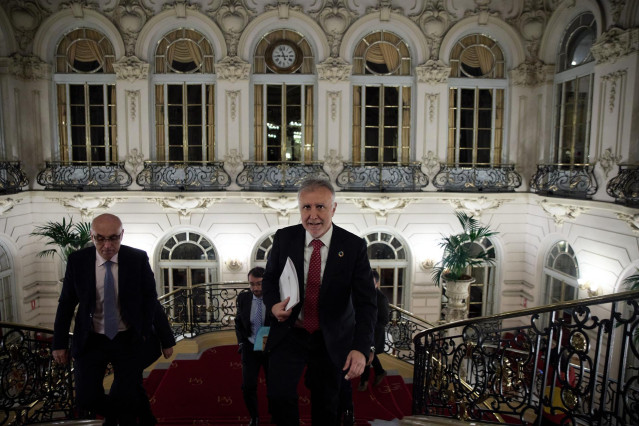 El presidente de Canarias, Ángel Víctor Torres, a su llegada al desayuno informativo de Fórum Europa, a 17 de enero de 2023, en Madrid (España). El desayuno está organizado por Nueva Economía Fórum.