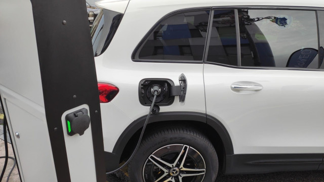 Archivo - Vehículo eléctrico, carga eléctrica, movilidad