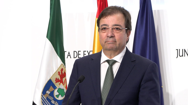 El presidente de la Junta de Extremadura, Guillermo Fernández Vara, en rueda de prensa