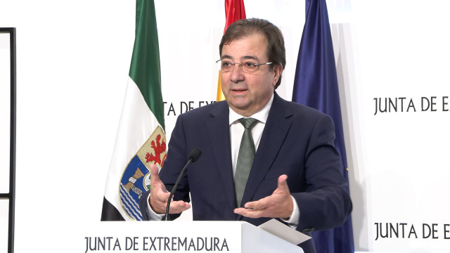 El presidente de la Junta de Extremadura, Guillermo Fernández Vara, en rueda de prensa