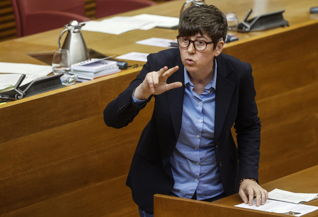 Archivo - La portavoz de Unidas Podemos Pilar Lima, interviene en una sesión de control de les Corts