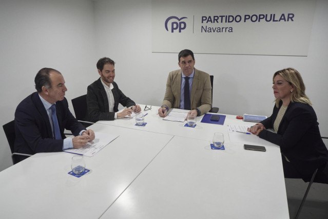 El presidente del PPN, Javier García (c), y la secretaria general del PPN, Amelia Salanueva (d), se reúnen con los diputados Carlos García Adanero (i) y Sergio Sayas (2i) para explorar un acuerdo, en la sede del PPN, a 17 de enero de 2023, en Pamplona, Na