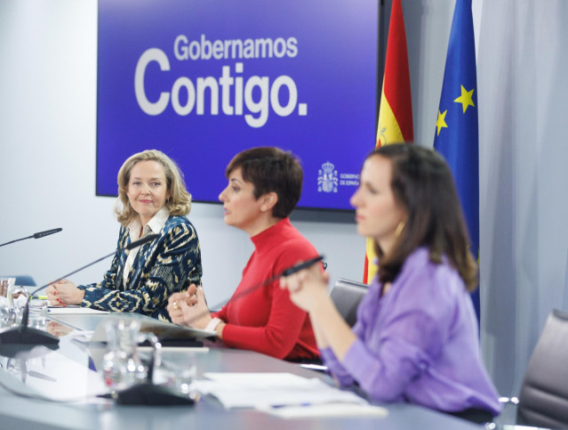 (I-D) La vicepresidenta primera y ministra de Asuntos Económicos y Transformación Digital, Nadia Calviño; la portavoz del Gobierno y ministra de Política Territorial, Isabel Rodríguez, y la líder de Podemos y ministra de Derechos Sociales, Ione Belarra, d
