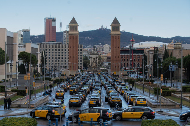 Centenares de taxis durante una movilización convocada por Élite Taxi y Stac ‘’en defensa de la tarifa regulada y en defensa de los usuarios’’, a 17 de enero de 2023, en Barcelona, Catalunya (España)