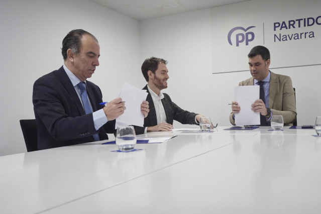 (I-D) Los diputados Carlos García Adanero y Sergio Sayas, y el presidente del PPN, Javier García, durante su reunión para explorar un acuerdo, en la sede del PPN, a 17 de enero de 2023, en Pamplona, Navarra (España). El PP y los diputados Carlos García Ad