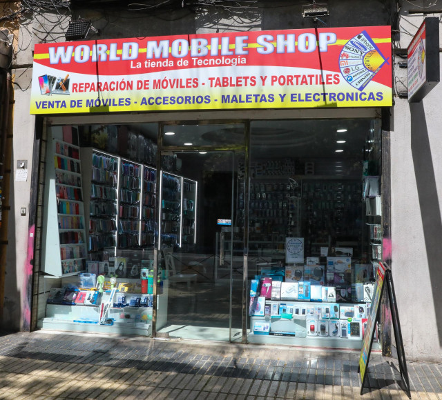 Archivo - Escaparate de una tienda de tecnología y accesorios, a 26 de julio de 2022, en Madrid (España).