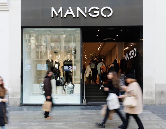 Varias personas caminan frente a una tienda de Mango en Madrid (España).