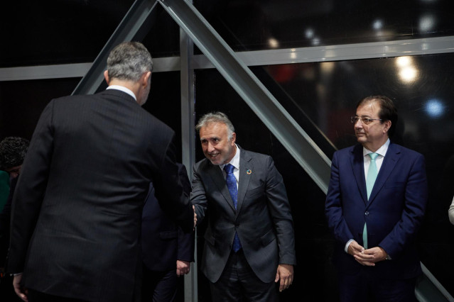 El Rey Felipe VI (1i) saluda al presidente de Canarias, Ángel Víctor Torres (c), a su llegada a la 43ª edición de la Feria Internacional del Turismo, Fitur 2023, en IFEMA Madrid, a 18 de enero de 2023, en Madrid, (España). Fitur es la primera cita anual p