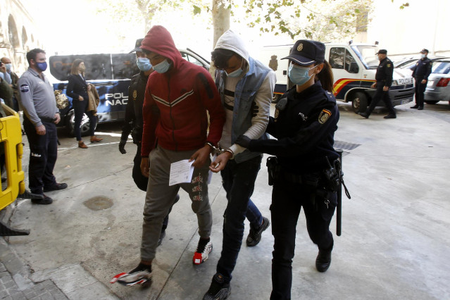 Archivo - Dos de los marroquíes detenidos, a su llegada al Juzgado de lo Penal Nº 7 tras ser acusados por el episodio que el pasado viernes obligó a cerrar el Aeropuerto de Palma, a 8 de noviembre de 2021, en Palma de Mallorca, Baleares, (España).