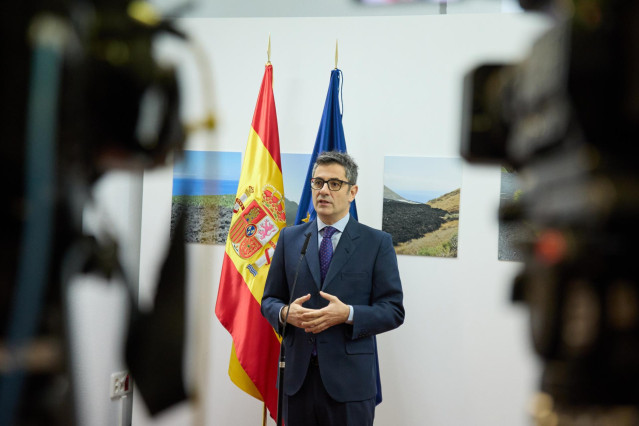 El ministro de la presidencia, Relaciones con las Cortes y Memoria Democrática, Félix Bolaños, interviene durante su visita a la exposición audiovisual ‘Tremor’, en la Delegación del Gobierno de Canarias en Madrid, a 28 de diciembre de 2022.