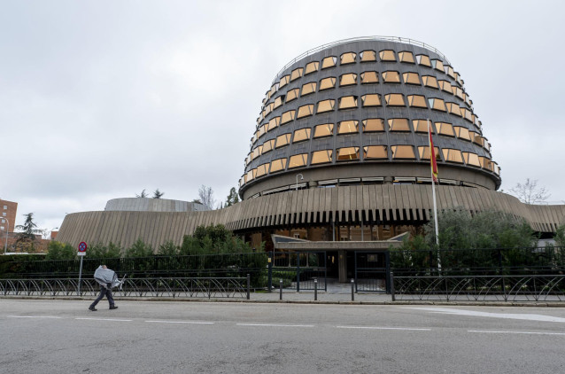 Un operario lleva un sillón de oficina nuevo al Tribunal Constitucional, a 29 de diciembre de 2022, en Madrid (España).