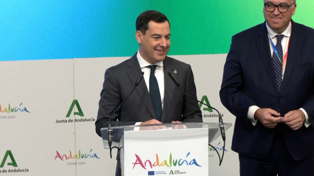 El presidente de la Junta de Andalucía, Juanma Moreno, durante la rueda de prensa que ha ofrecido con motivo de su visita a Fitur, en Madrid