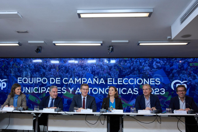 (2I-D) El coordinador general y director de campaña, Elías Bendodo, el presidente del PP nacional, Alberto Núñez Feijóo, la secretaria general del PP, Cuca Gamarra, el coordinador del programa electoral, Íñigo de la Serna, y el portavoz de campaña, Borja
